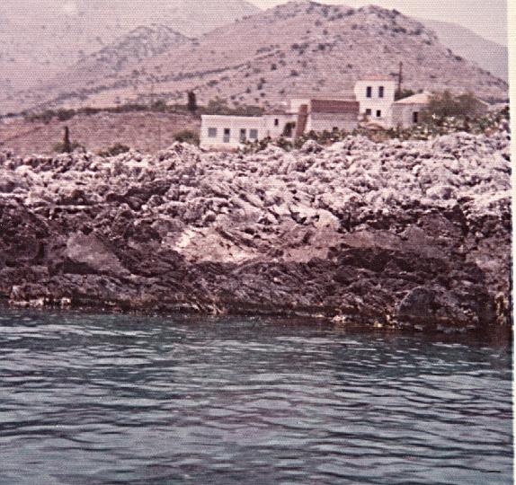 o37c.jpg - View of the cliffs on the water in Kokkala