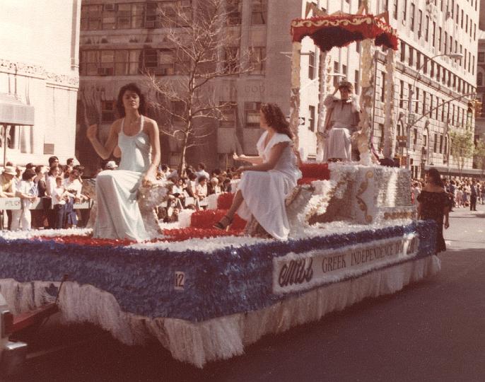 p025.jpg - A float in the parade.