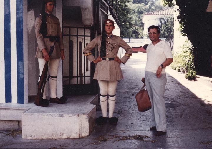 p092.jpg - Dad with the Evzones, in Greece 1981.