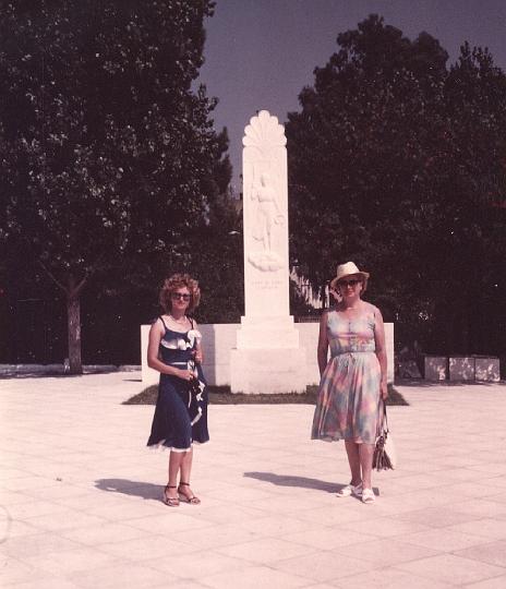 p106.jpg - Eugenia and Mom, 1981