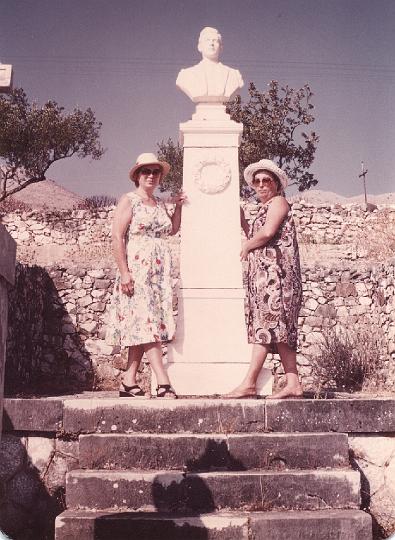 p122.jpg - Mom and theia Euaggelio at the cemetery in Kokkala, 1981.