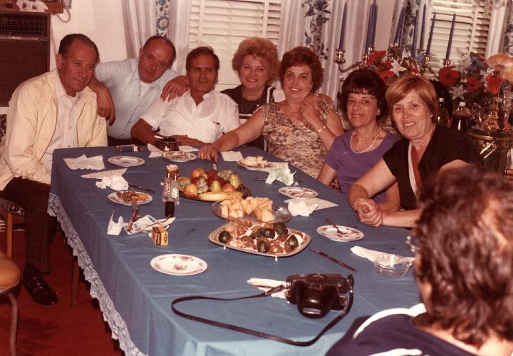 p142.jpg - Uncle Jim, Uncle Pete, theio Thoma, Mom, theia Euaggelio, Aunt Betty, theia Voula and George's head, September 1982.