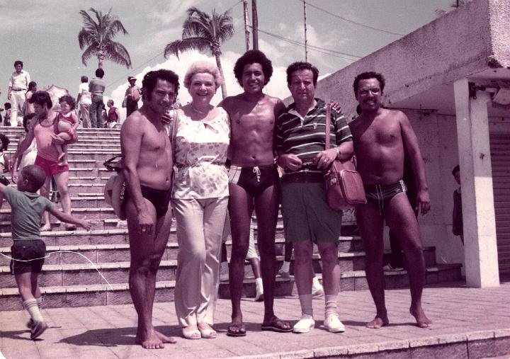 r060.jpg - Mom and Dad with the cliff jumpers in Acapulco, Mexico, Oct. 1983.