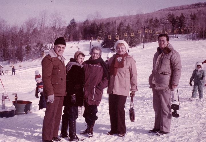 r012.jpg - The Comodores with Mom and Dad on the ski slope in upstate New York.