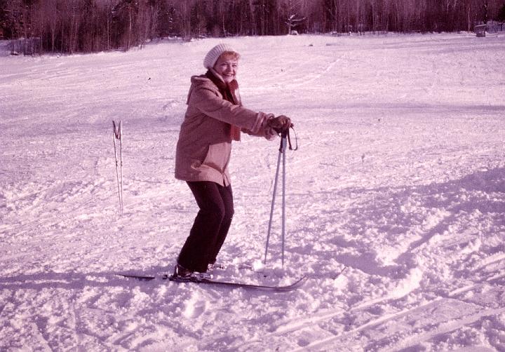 r018.jpg - Mom on skis????