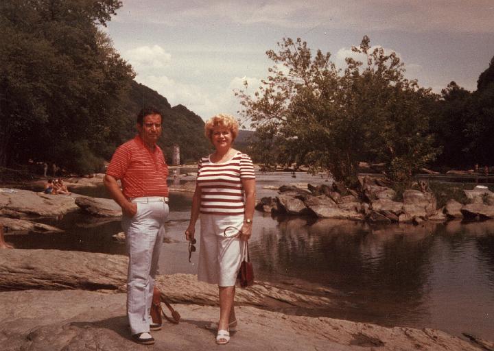 r068.jpg - Mom and Dad at Great Falls,1988.