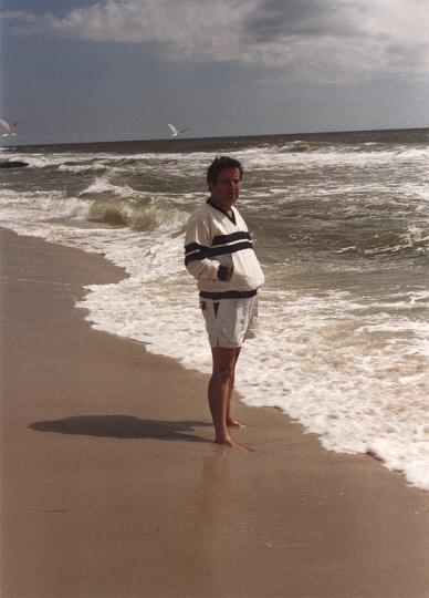 r081.jpg - Dad at the Jersey shore, 1988.