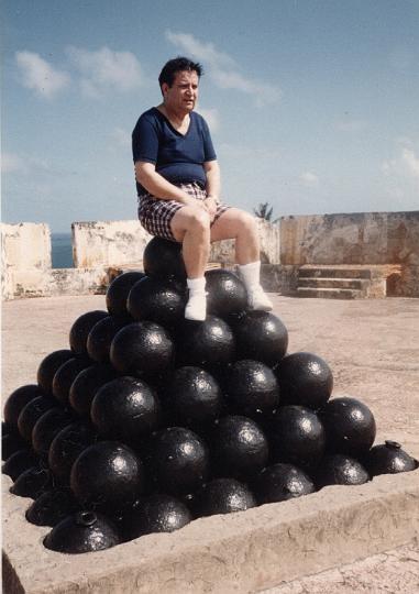 r086.jpg - Dad sitting on canonballs.