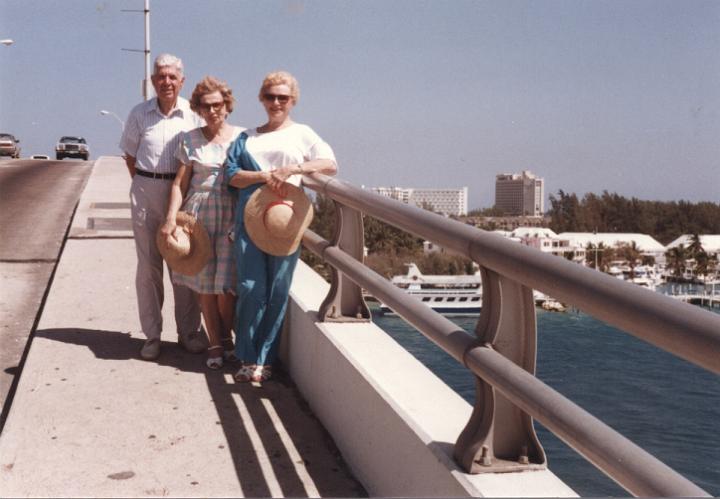 r125.jpg - Antoni, Demetra and Mom on the bridge connecting Paradise Island in the Bahamas, 1991.