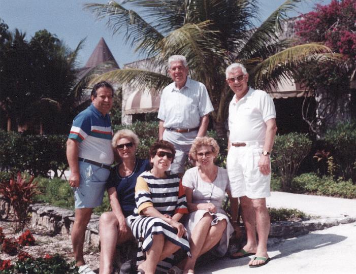 r136.jpg - Charles, Mike, Antoni, Catherine, Eleni, Demetra in freeport, Bahamas, 1992.