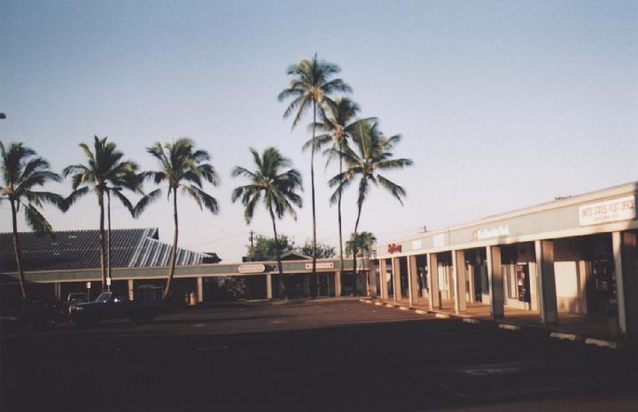 h005.jpg - Early morning in shopping center at Port Allen on  Kauai.