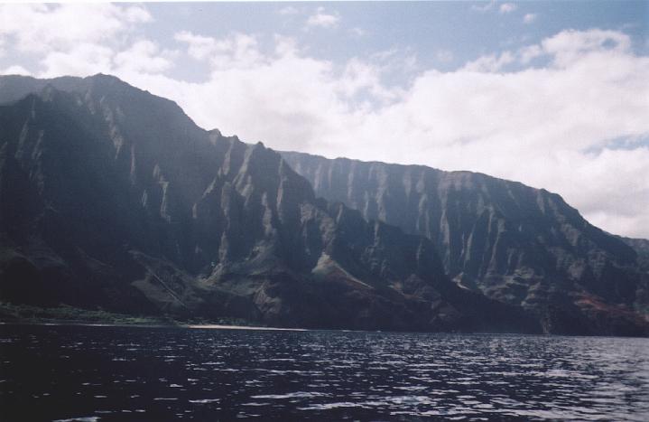 h021.jpg - A small beach surrounded by cliffs.