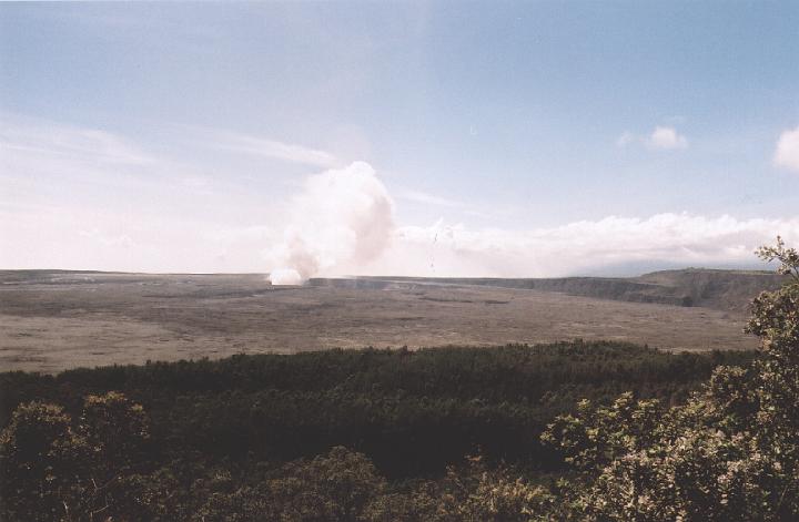 h084.jpg - Steam coming from Kilauea Caldera in Volcanoes National Park, Hawaii