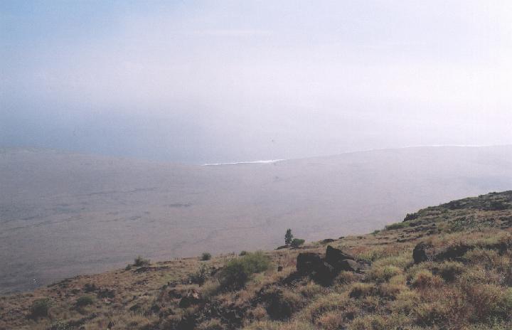 h088.jpg - Off of the Chain of Craters Road is the 8.3 mile Hilina Pali Road to the Hilina Pali Lookout. This is the view downn the side of the volano towards the ocean.