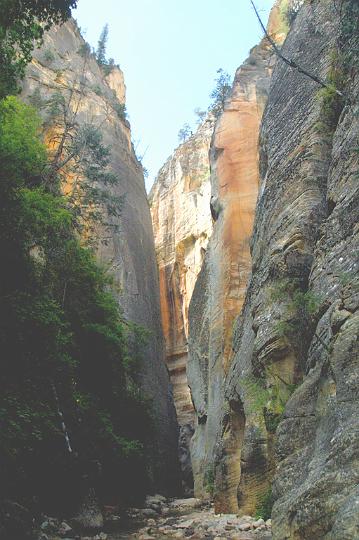 147.jpg - The walls now close in from both sides of the Virgin River giving it the name, the Narrows. VF