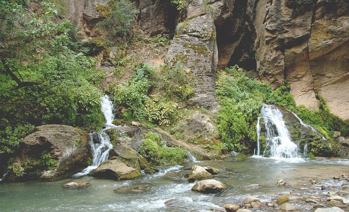 181.jpg - Side streams flowing into the Virgin River. VF